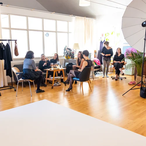 Frauen in Fotostudio, Sitzecke, helle Fenster, Pflanzen, Lampen